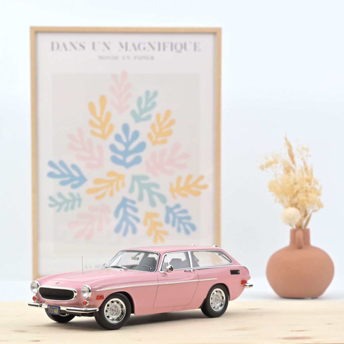 Norev 188722 Volvo 1800 ES (US) - Rosa Pink Playboy - 1973 1:18