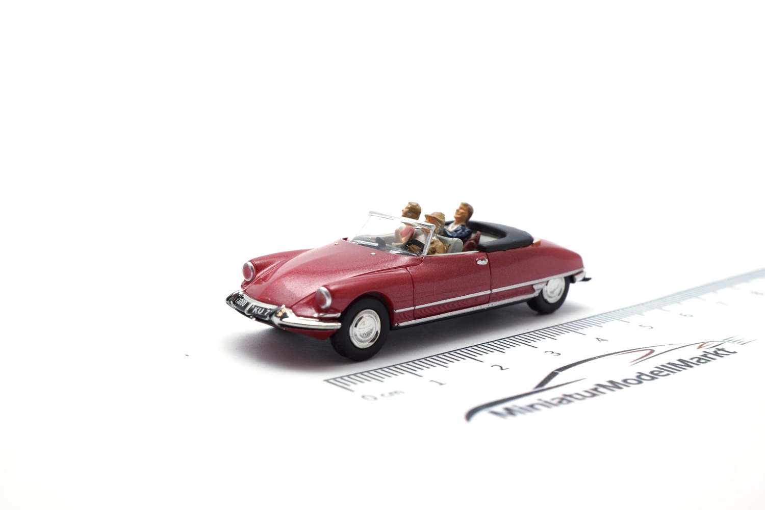 Brekina SAI1619 Citroen DS 19 Cabrio - Rubinrot mit Figuren - 1963 (SAI) 1:87