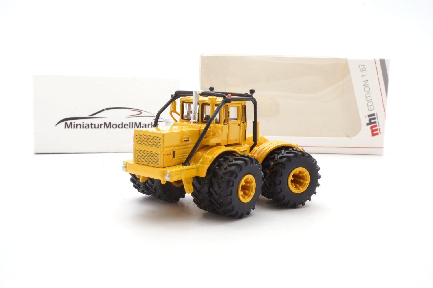 Schuco 452661000 Kirovets K-700 gelb - Doppelbereifung (26610) 1:87