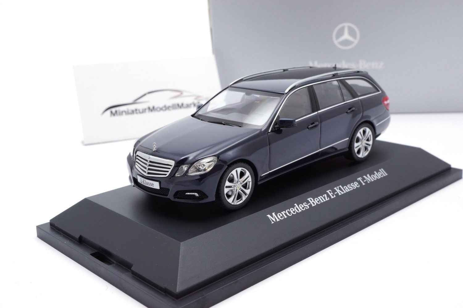 Schuco B66962436 Mercedes-Benz E-Klasse T-Modell (S212) - Tansanitblau 1:43