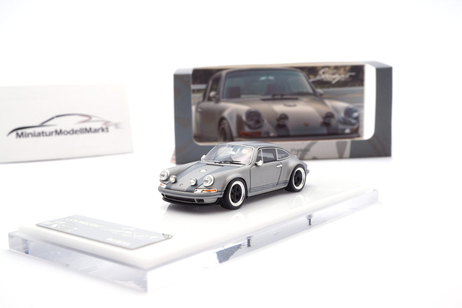 Timothy & Pierre TP911S-18 Porsche 911 Singer Coupe - Grau mit Zusatzscheinwerfer 1:64