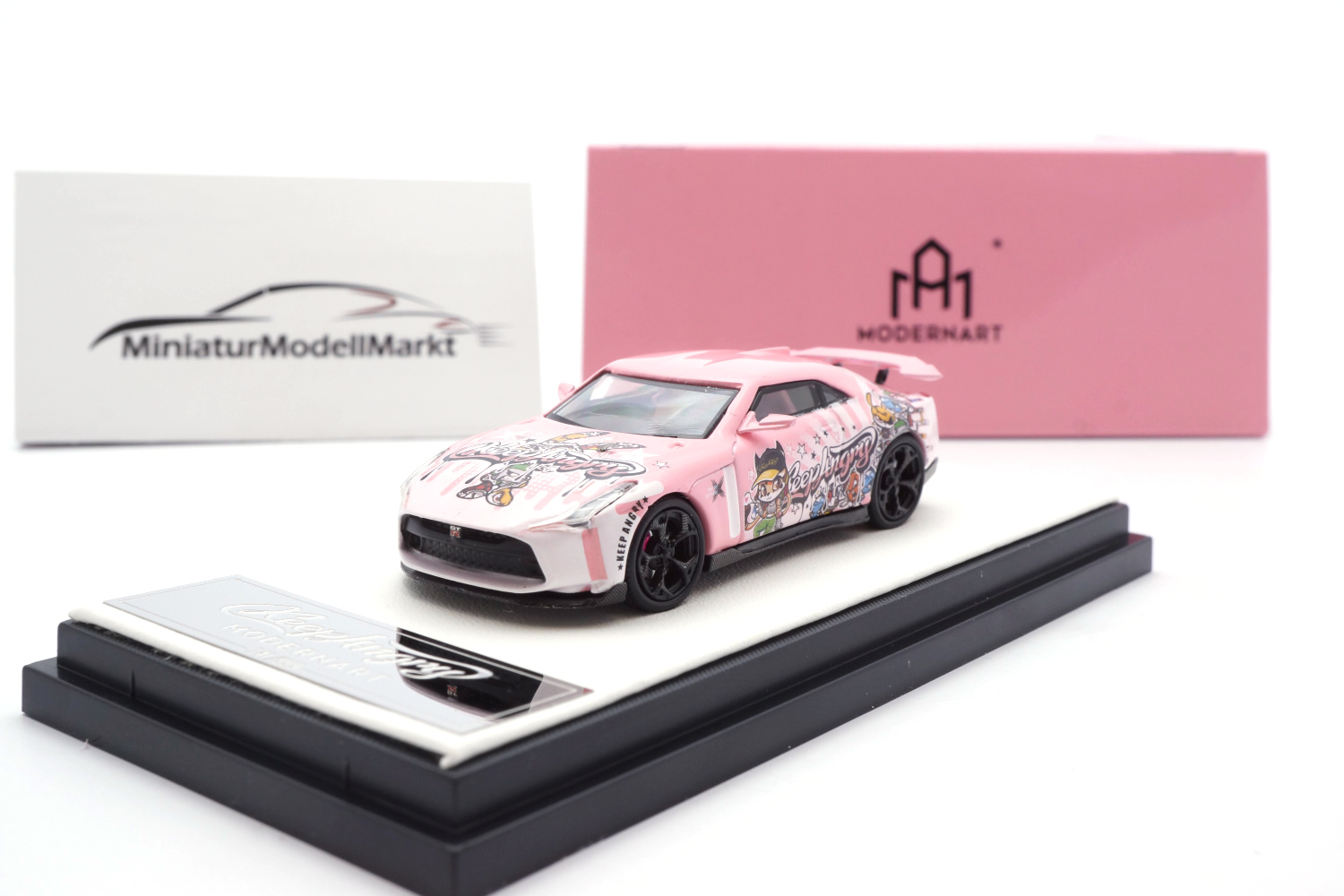 ModernArt TM-ka-gtr Nissan GTR 50 - Keep Angry - Pink mit Figur 1:64