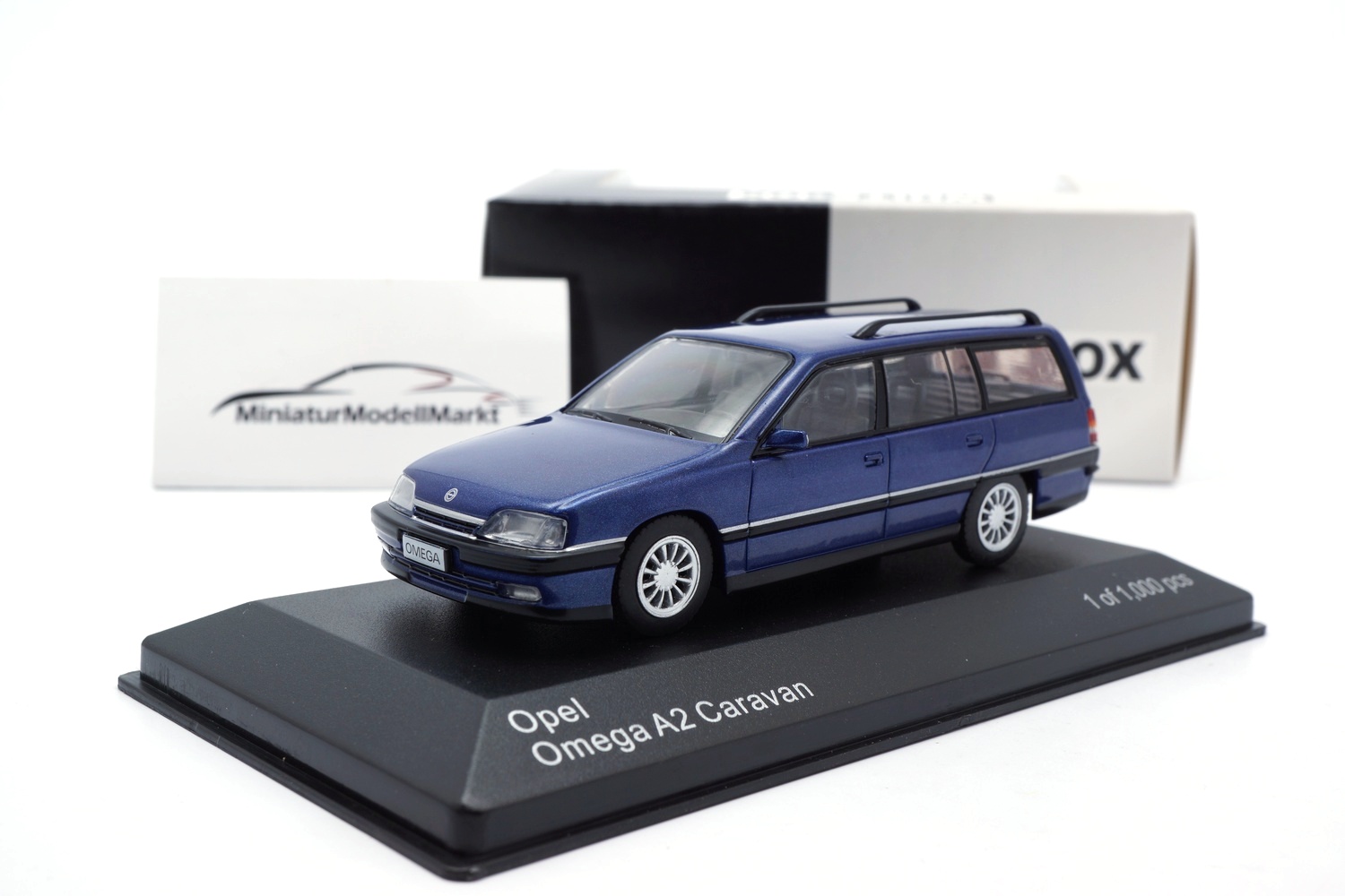 WhiteBox 292 Opel Omega A2 Caravan - metallic-blau - 1990 1:43