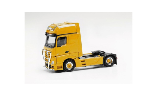 Herpa 311533-004 Mercedes-Benz Actros Gigaspace `18 Zugmaschine mit Rammschutz und Lampenbügel, verkehrsgelb - Vorbestellung 1:87