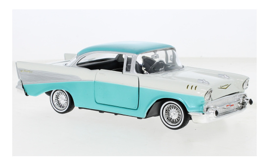 Motormax 79029 Chevrolet Bel Air, metallic-türkis/weiss, Low Rider, 1957 1:24