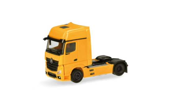 Herpa 317948-002 Mercedes-Benz Actros L 18 Gigaspace Zugmaschine 2achs, ginstergelb - Vorbestellung 1:87