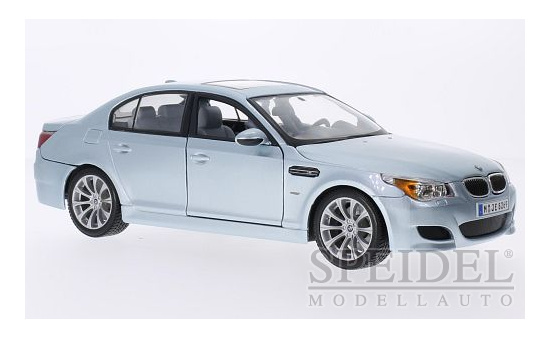 BMW M5 (E60), metallic-hellblau im Maßstab 1:18 von Maisto