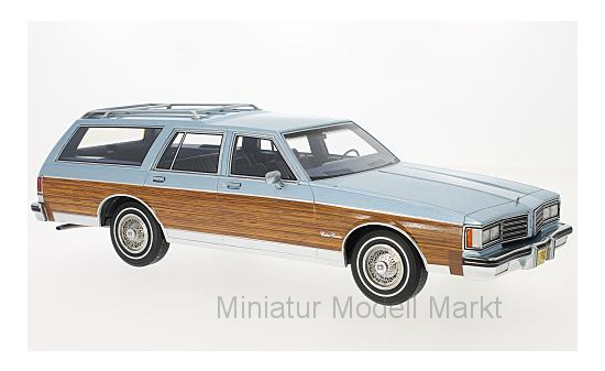 BoS-Models 313 Oldsmobile Custom Cruiser, metallic-hellblau/Holzoptik, 1985 1:18