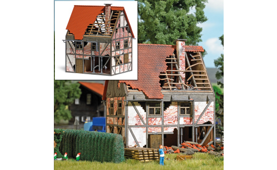 Busch 1667 Verfallenes Fachwerkhaus - Vorbestellung 1:87