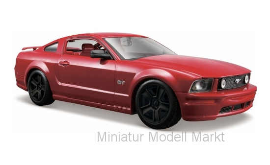 Maisto 31997RED-METALLIC Ford Mustang GT, metallic-rot, schwarze Felgen, 2006 1:24