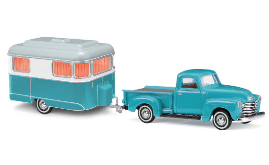 Busch 48243 Chevy Pick-Up mit Wohnwagen 1:87